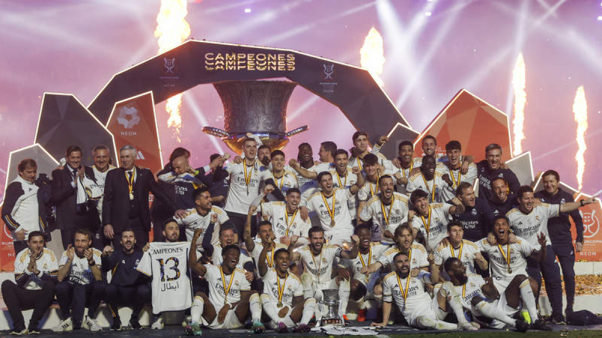 El Real Madrid dio un baño de realidad al FC Barcelona en la final de la Supercopa de España y levanta su primer título de la presente temporada. JUAN CARLOS CÁRDENAS