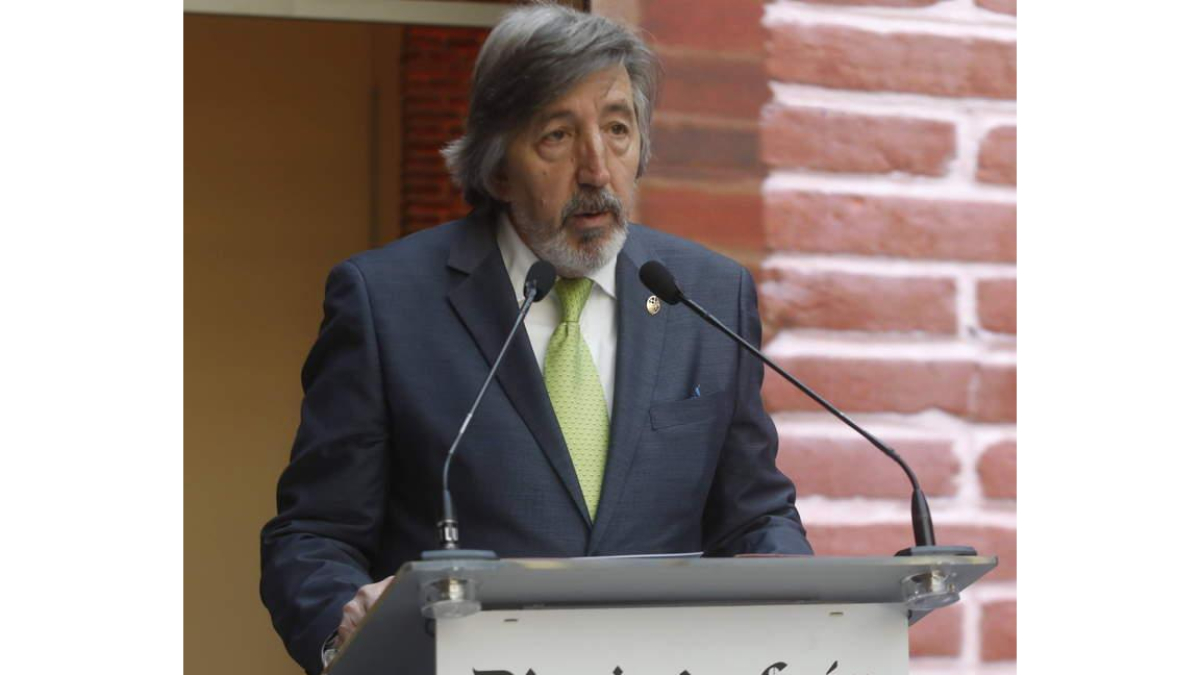 Gonzalo González Cayón, abad de la cofradía, agradeció el premio de Diario de León. RAMIRO