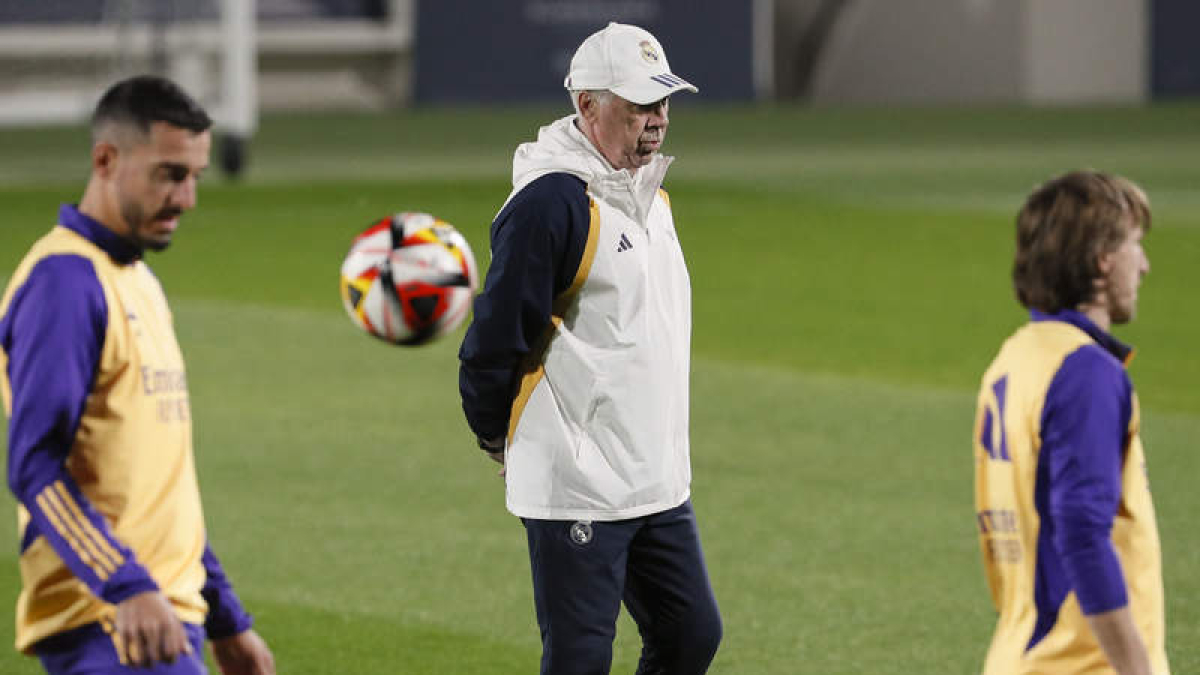 Ancelotti, durante el entrenamiento de ayer del Real Madrid en Arabia Saudí. JUAN CARLOS CÁRDENAS