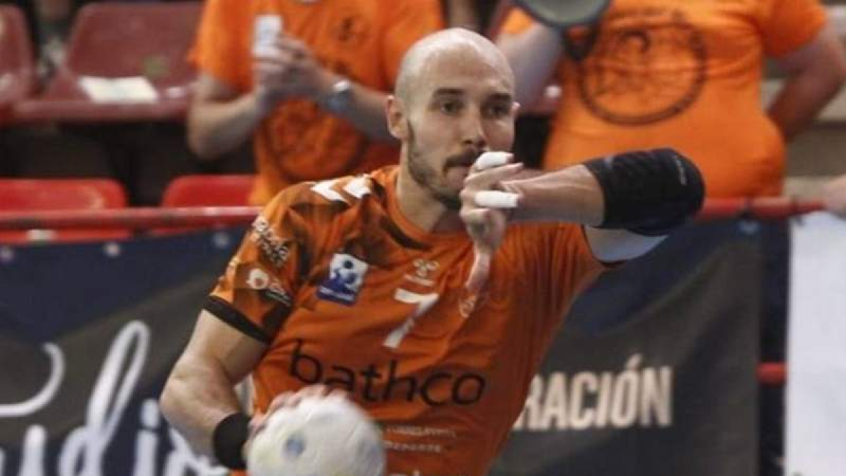 Adrián Fernández juega como central en Torrelavega. DL