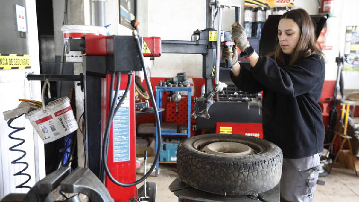 Andrea Gutiérrez trabaja ya en el taller familiar y se prepara para compaginar su actividad con la docencia. RAMIRO