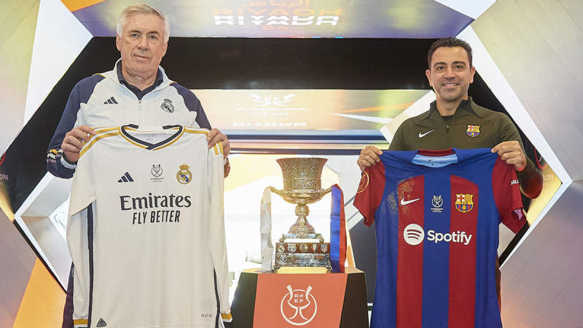 Carlo Ancelotti y Xavi Hernández posan con las camisetas de Madrid y Barça antes de la final. RFEF