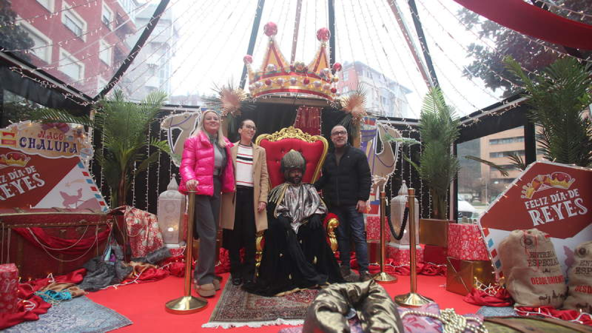 El Mago Chalupa, ayer, a su llegada al escenario preparado en la plaza Fernando Miranda, con la representantes municipales. ANA F. BARREDO