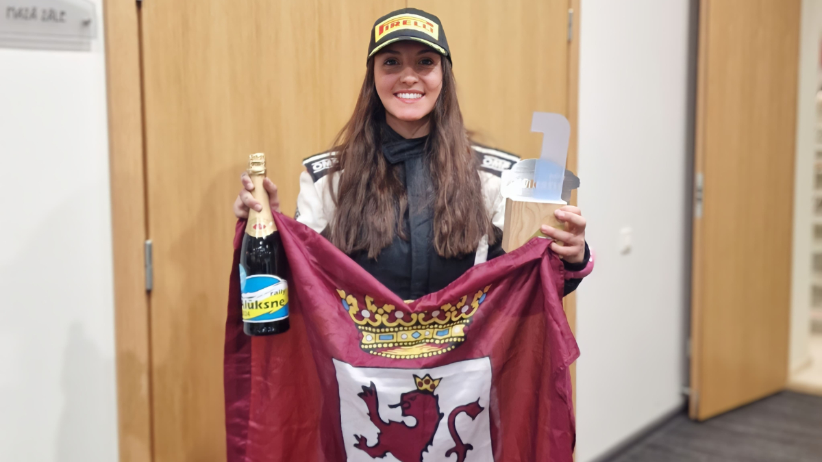 Alba Sánchez posa con su trofeo y la bandera de León. DL