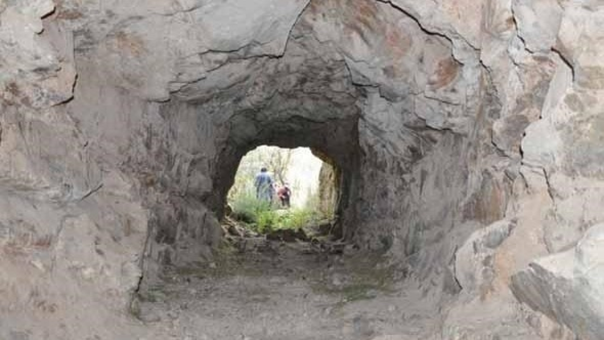 Los Ayuntamientos de Sancedo y Arganza piden a la Junta de Castilla y León que declare Bien de Interés Cultural los cortines que protegían a las colmenas y los vestigios de la minería del hierro y del oro en el Arroyo del Rigo y la zona de Cuevamoros.