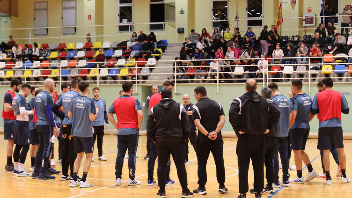 La selección española de balonmano, con el leonés Emilio Martín en el staff, parte este miércoles rumbo al Europeo de Alemania. R. PEÑA