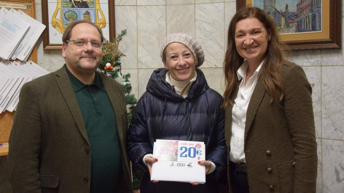 Ana del Pozo recogió el premio de 1.000 euros de mano del alcalde y de la concejala Bailez. DL