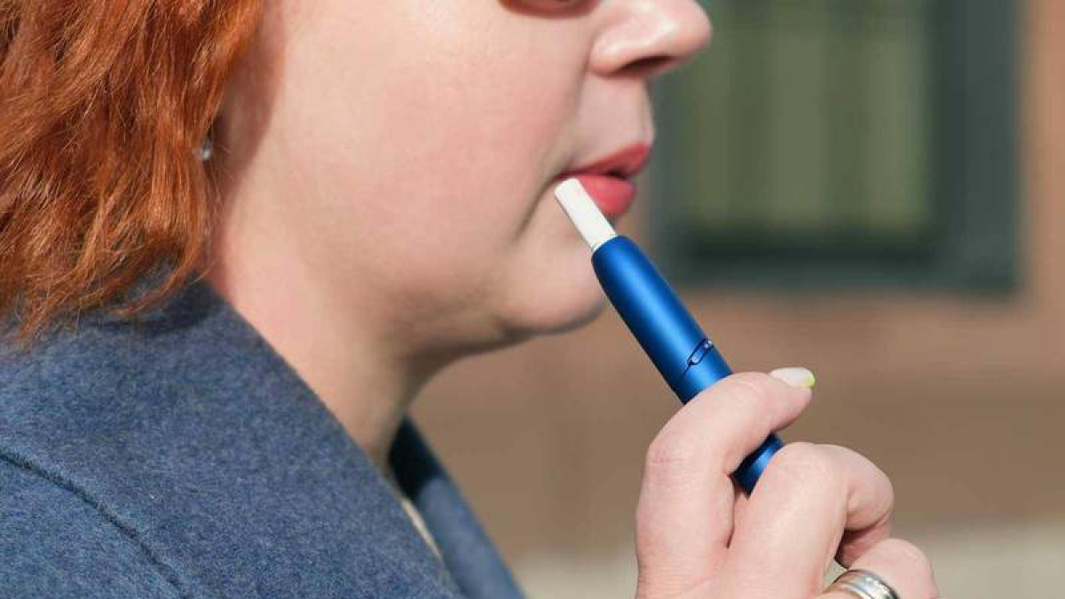 El tabaco calentado no es lo mismo que los vapeadores o los cigarrillos electrónicos. RTVE