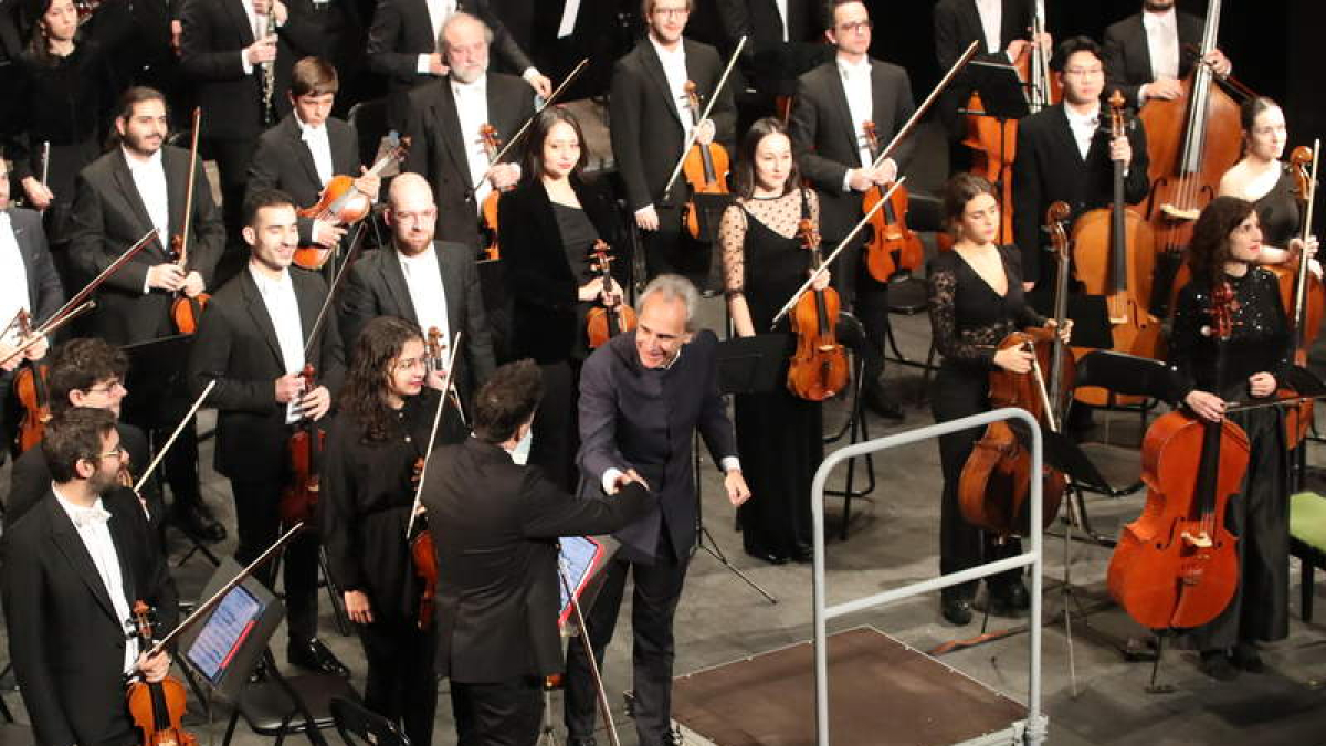 Pedro Halffter saluda para tomar la batuta de la Orquesta Cristóbal Halffter en el Bergidum. BARREDO
