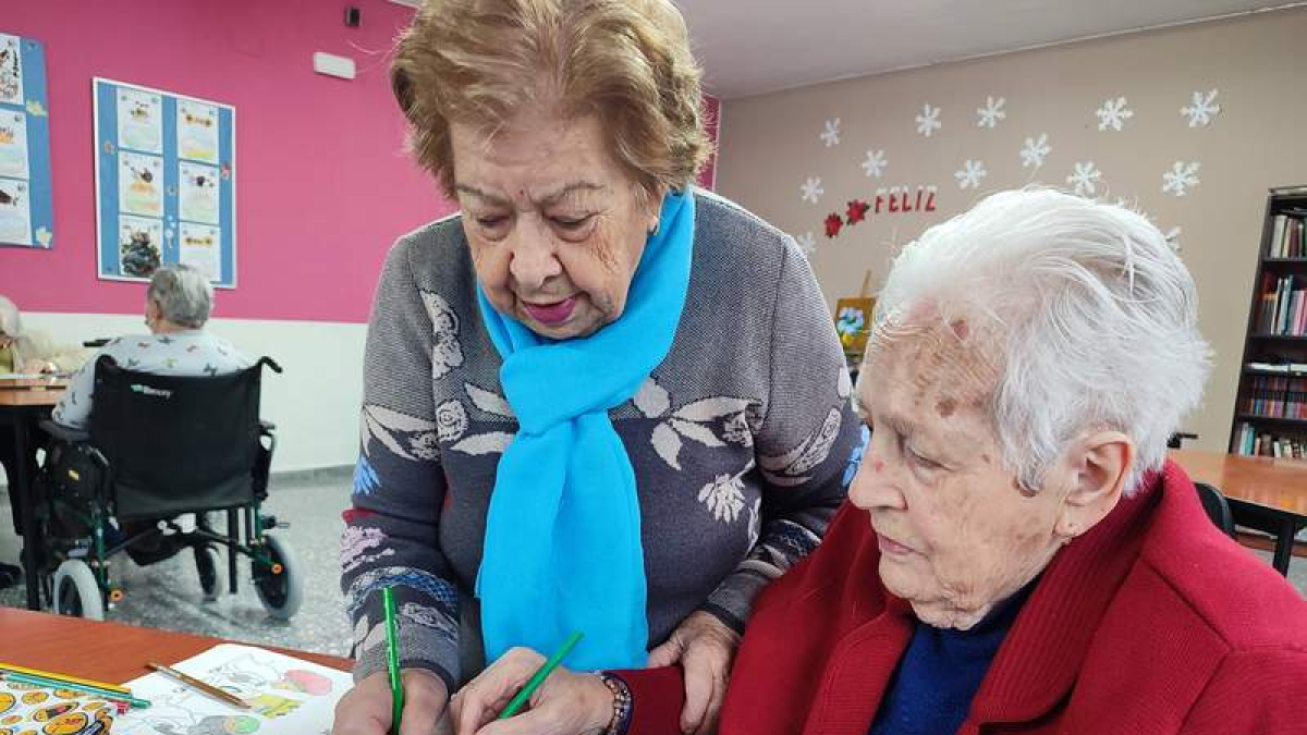 Juliana y Pepa se ayudan mutuamente a dibujar. DL