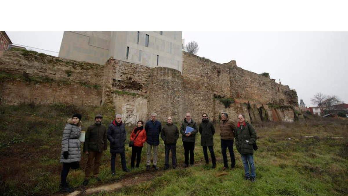 Las autoridades astorganas, junto a Juan Carlos Prieto y Eduardo Diego, visitaron la zona en la que se llevará a cabo el trabajo de restauración de las murallas. FERNANDO OTERO