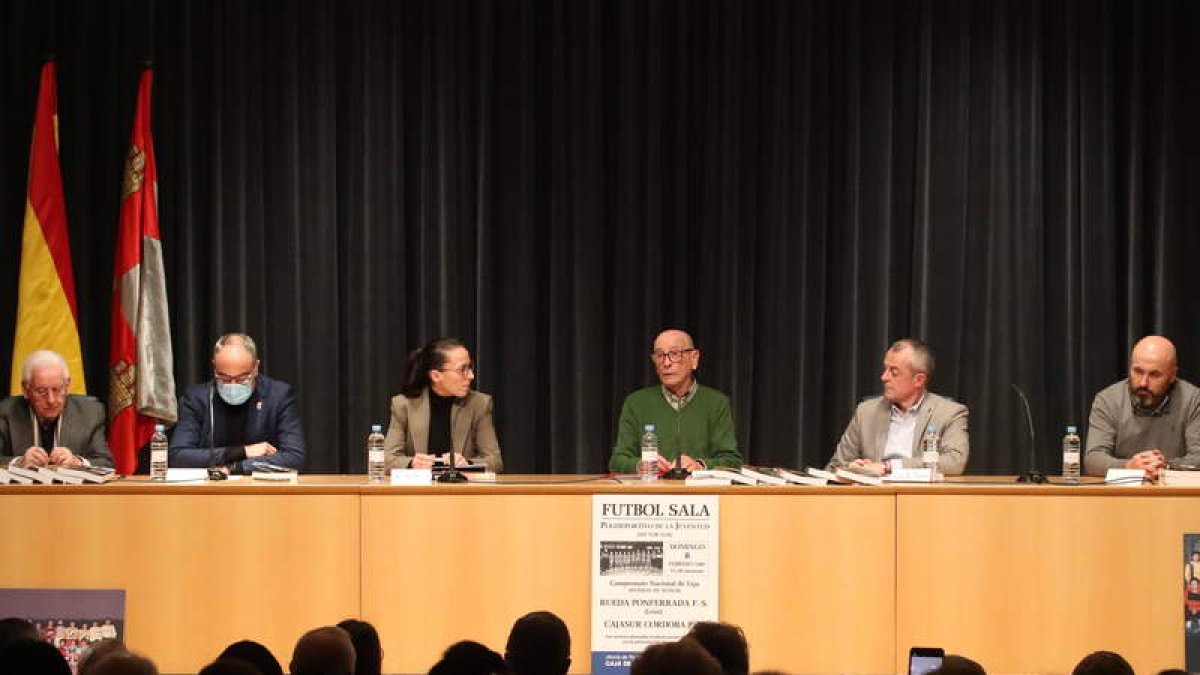 Eloy Hoyos presentó su libro en Ponferrada. ANA F. BARREDO