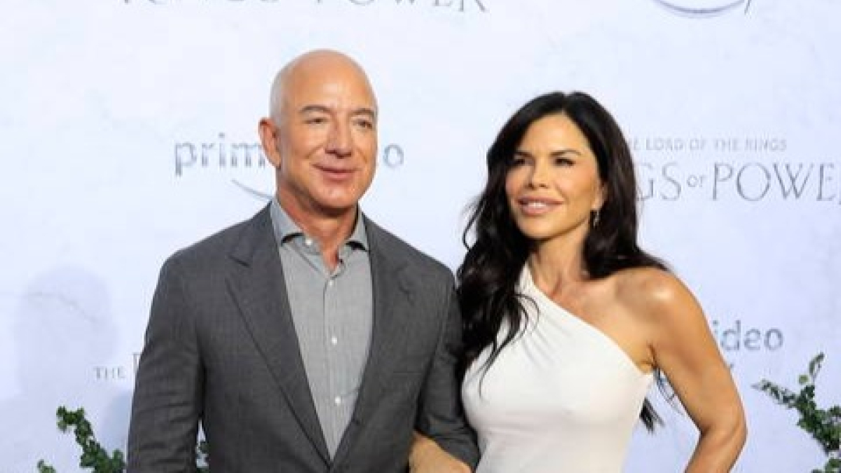 Jeff Bezos y su novia Lauren Sanchez. EFE/EPA/NINA PROMMER