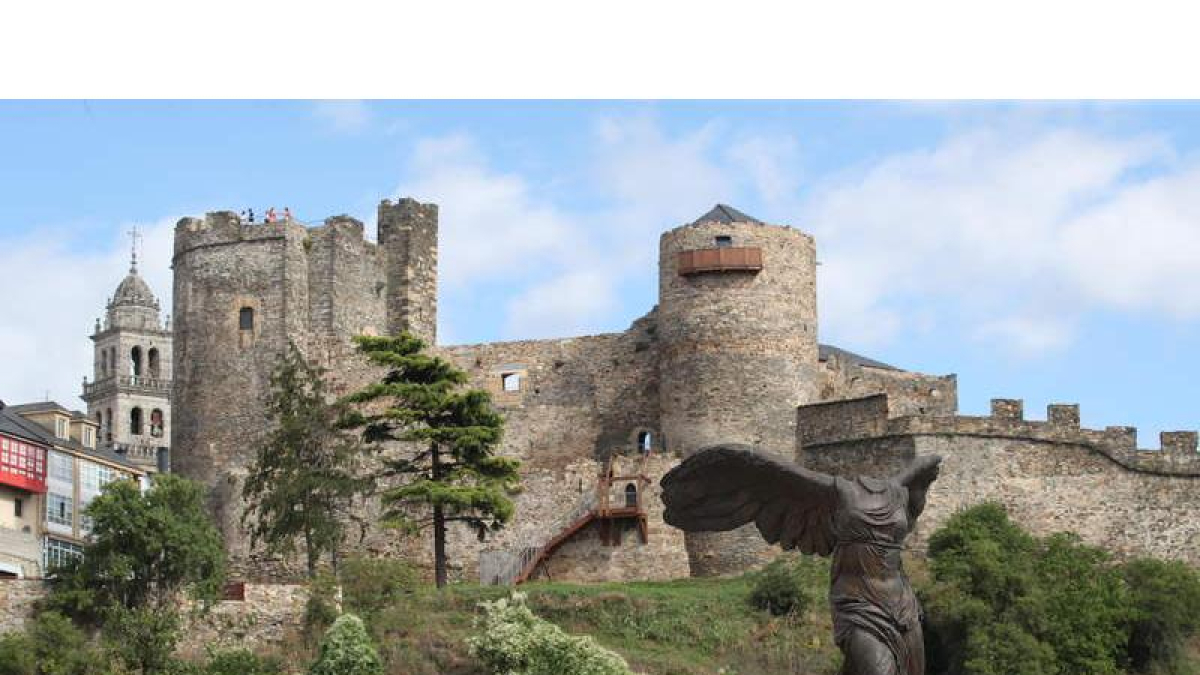 Vista de la fachada noroeste del castillo de Ponferrada desde la margen derecha del río Sil a su paso por la ciudad. ANA F. BARREDO