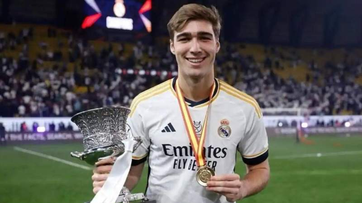 Fran González, el portero leonés del Real Madrid, celebra el título de campeón de la Supercopa. DL