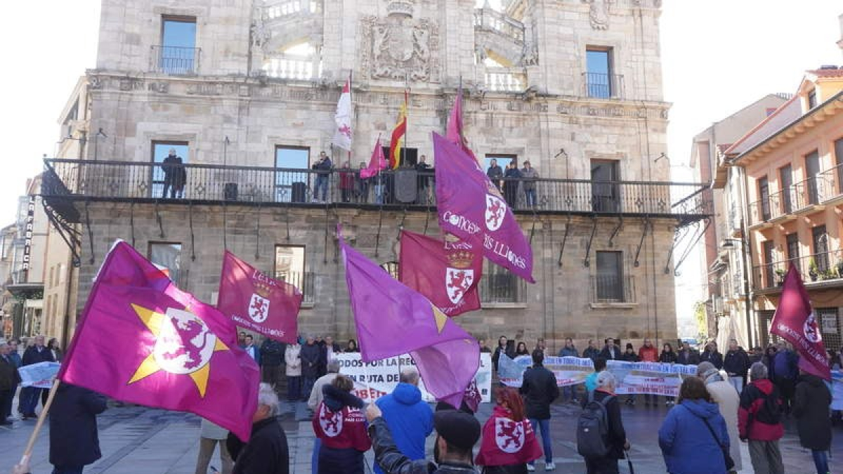 Movilización en Astorga en noviembre, a favor de la ruta de la Plata. J. NOTARIO