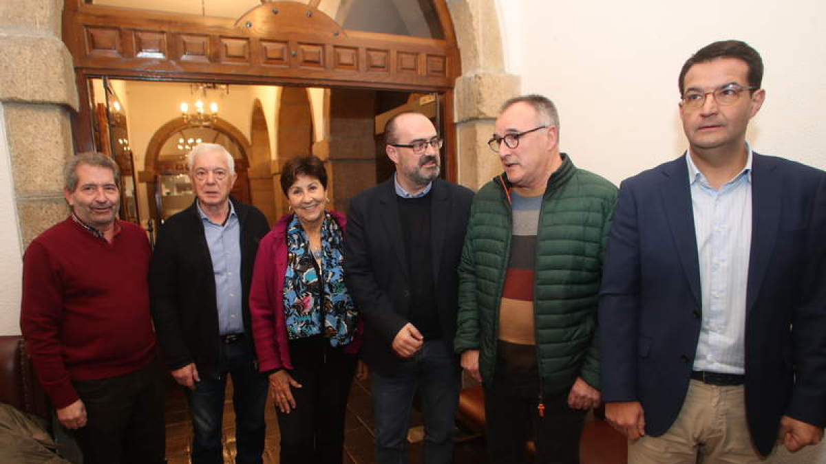 Participantes de las dos iniciativas de ayuda al IEB. L. DE LA MATA