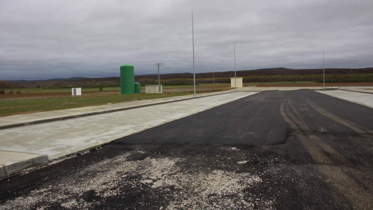 La obra de acceso al polígono permitirá finalizar el suelo industrial de Almanza. CAMPOS