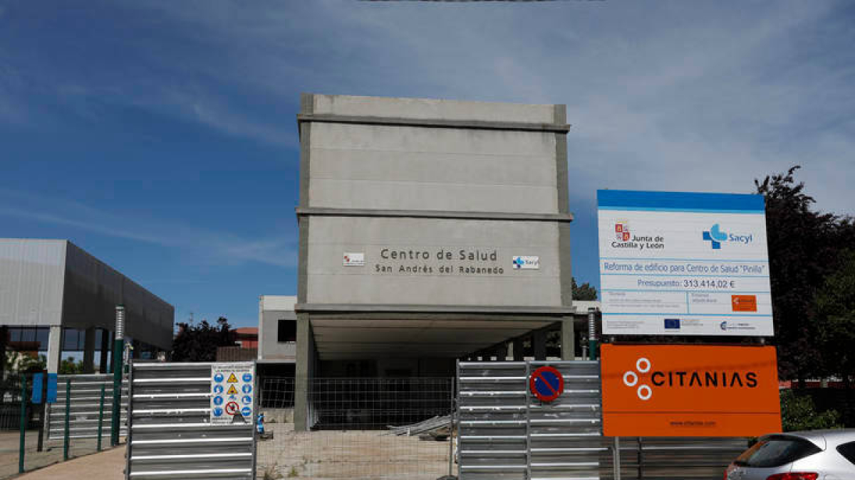 Sanidad firma el contrato que retoma las obras del centro de salud de ...