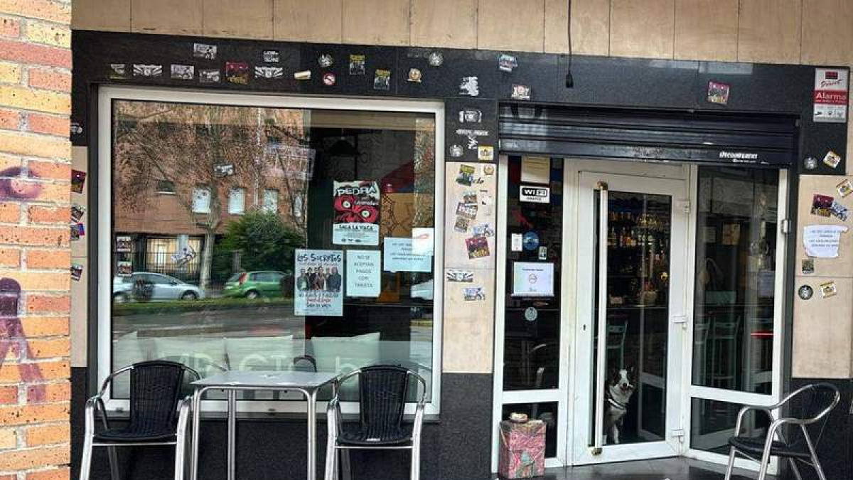 Estado en el que quedó la fachada de la sede. TWITTER IMPACTO BLANQUIAZUL