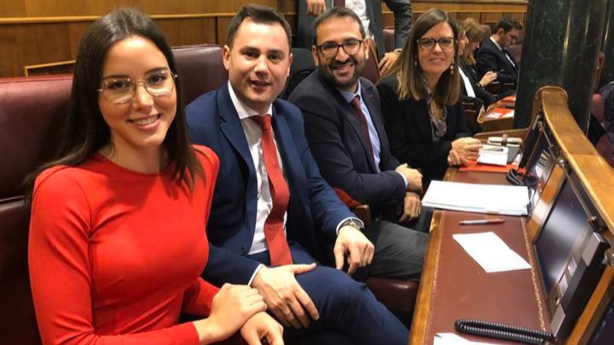 Andrea Fernández y Javier Alfonso Cendón, en primer término, en el Congreso de los Diputados. DL