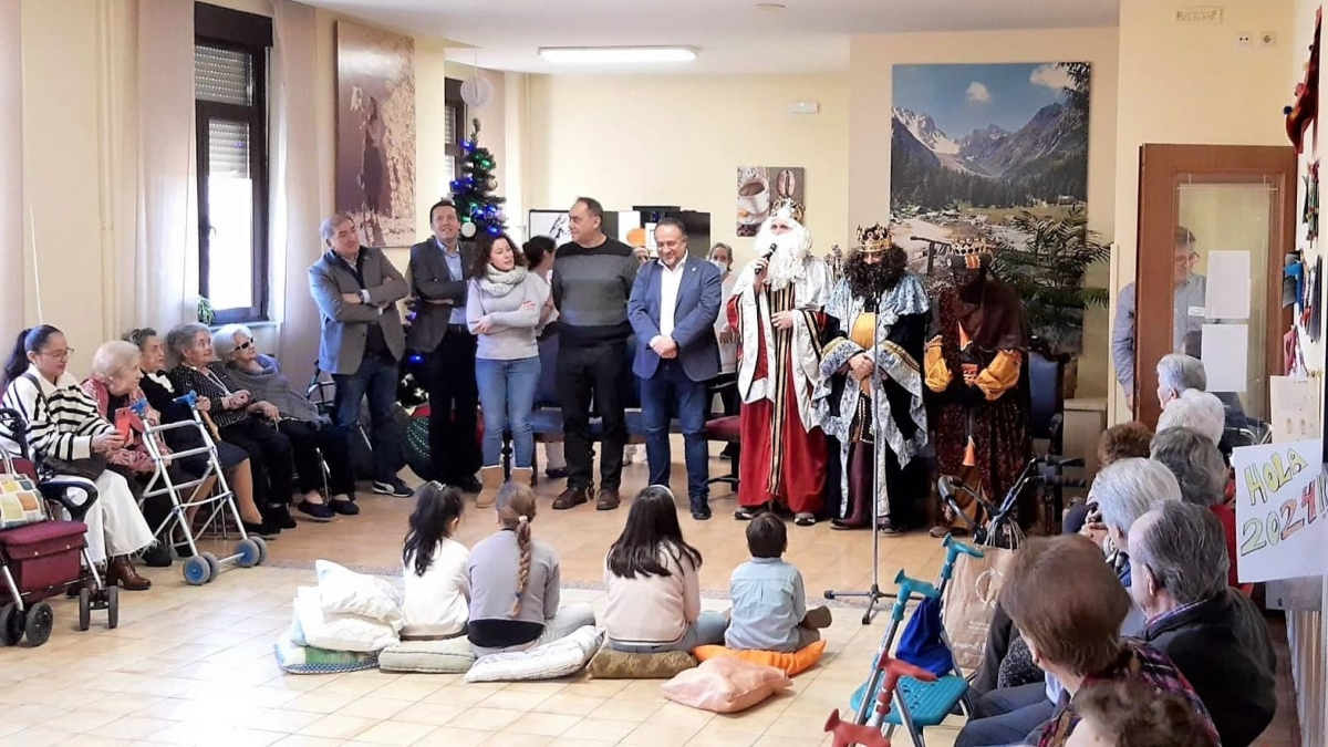 El presidente de la Diputación visita el centro residencial Santa Luisa. DL