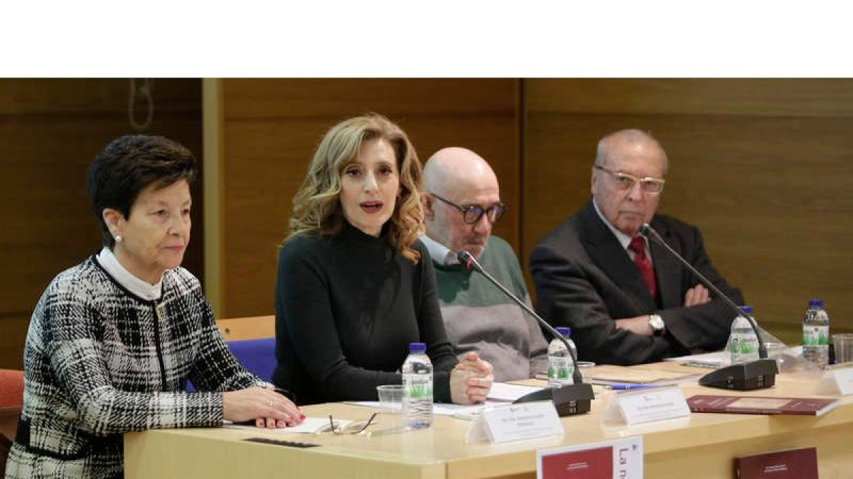 ‘Nodicia de kesos’ se presentó en la Biblioteca Pública con la presencia de Mar Sancho, viceconsejera de Acción Cultural. FERNANDO OTERO