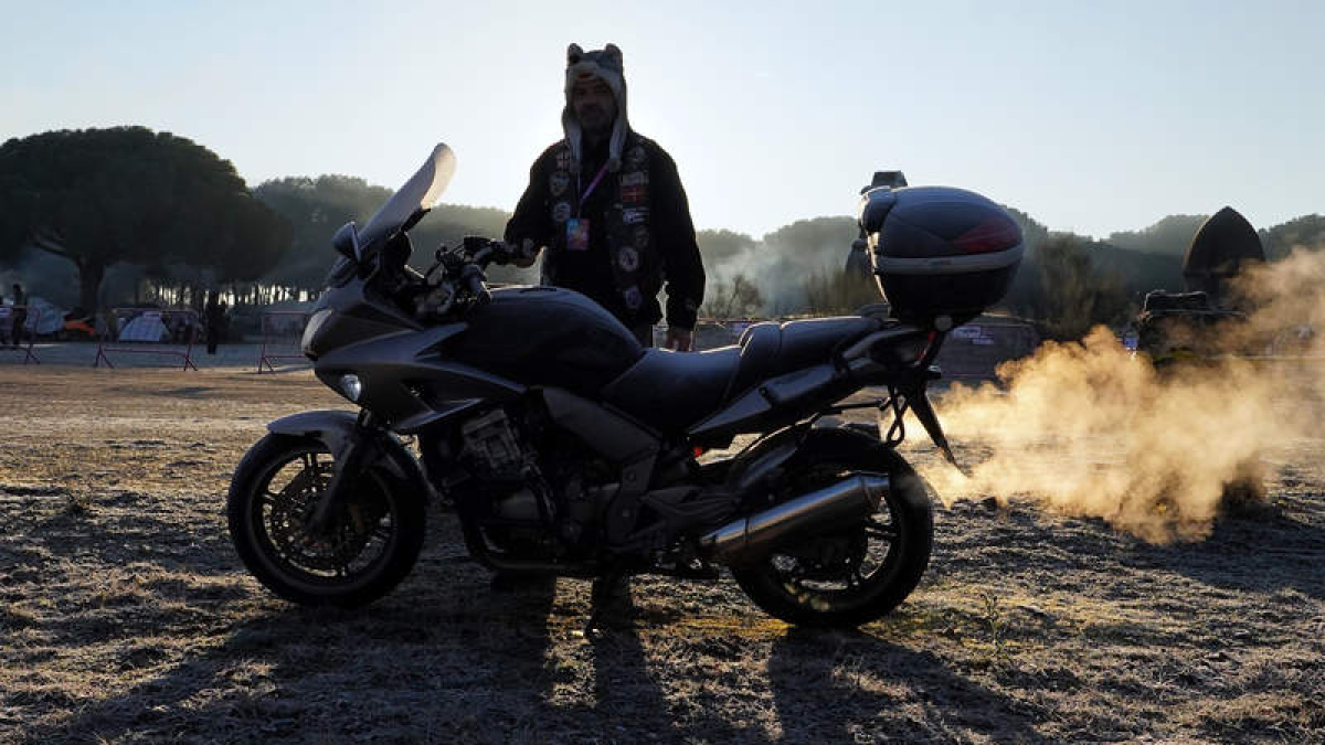 Imagen de un motero en el pinar donde se celebra la fiesta. NACHO GALLEGO