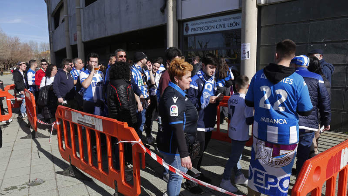 La afición del Deportivo de la Coruña acudirá en masa este domingo al Reino de León para el partido frente a la Cultural. FERNANDO OTERO