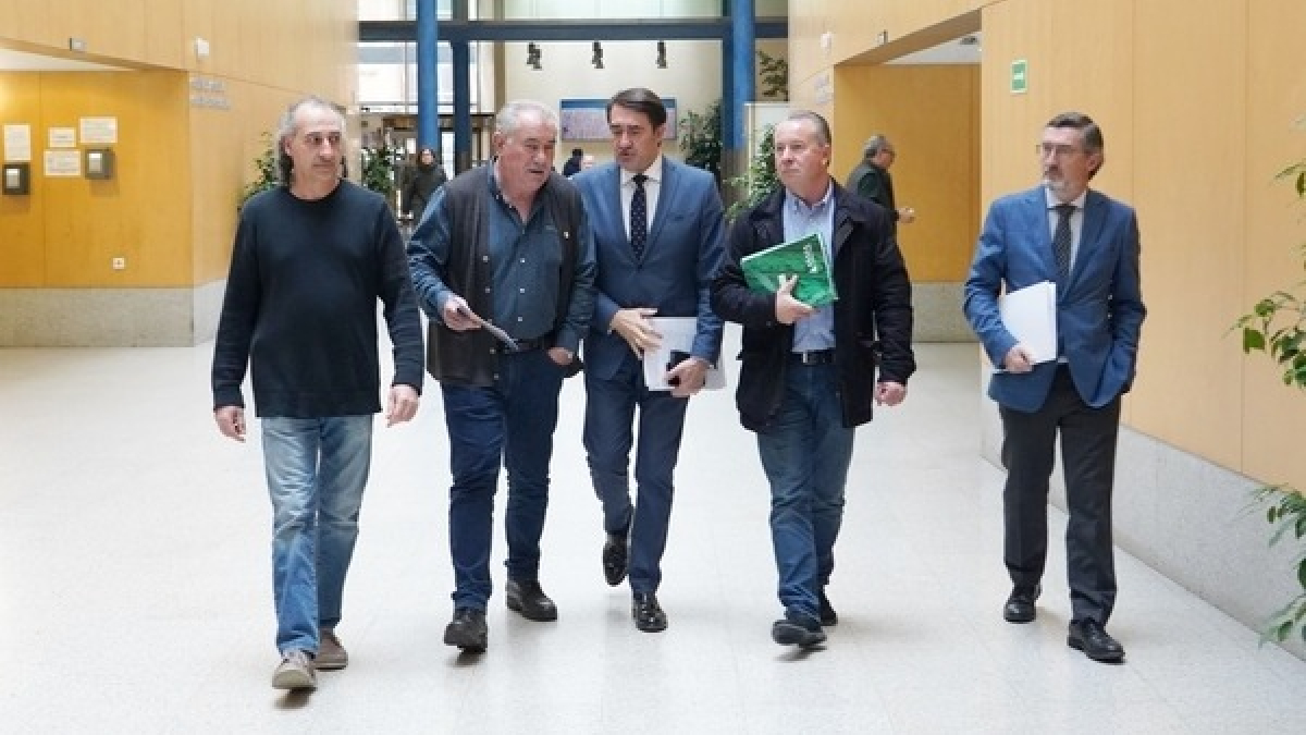 El consejero de Medio Ambiente, Vivienda y Ordenación del Territorio, Juan Carlos Suárez-Quiñones, mantiene un encuentro con las organizaciones profesionales agrarias (OPAs). ICAL