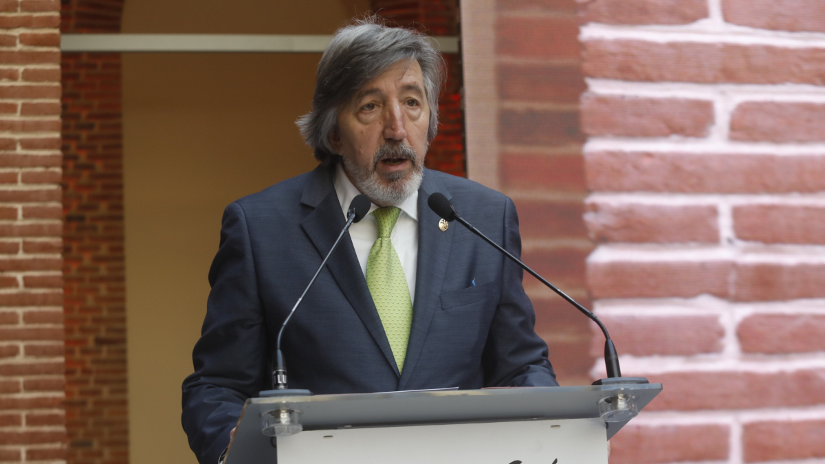 El abad de la Muy Ilustre, Real e Imperial Cofradía del Milagroso Pendón de San Isidoro, Gonzalo González Cayón. RAMIRO