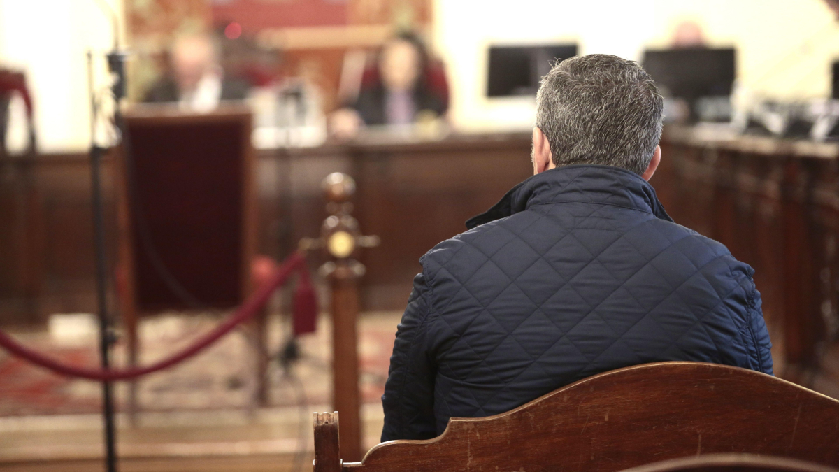 El alcalde de Cabañas Raras, Juan Marcos López, en el juicio que se siguió contra él en la Audiencia. DL