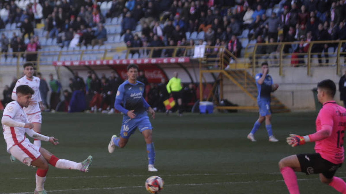 Berto fue el autor del gol del empate de la Cultural frente al Fuenlabrada, aunque el que muestra la imagen no entró en la portería del visitante Belman. FERNANDO OTERO