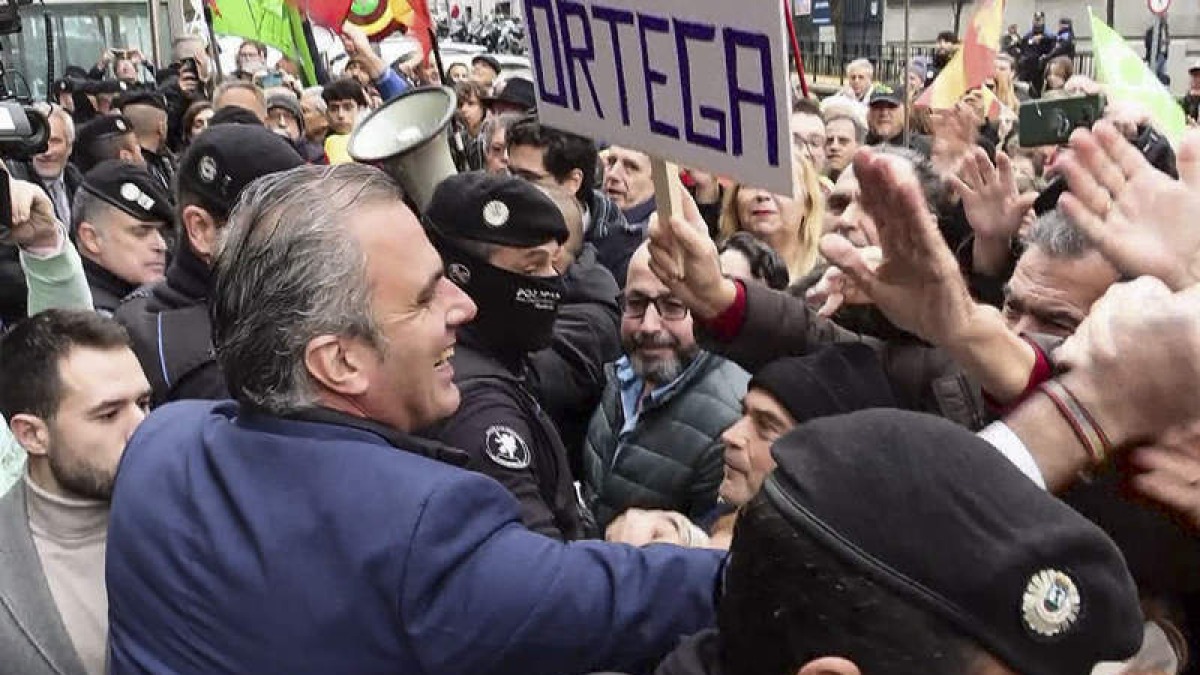 Javier Ortega Smith, ayer, a su salida del pleno en el que fue reprobado. EFETV
