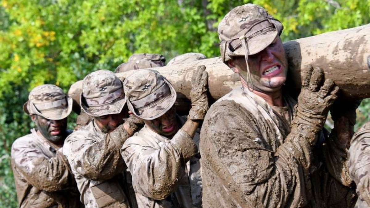 Un grupo de alumnos de la Academia Básica del Aire durante su formación militar en Boñar. DL