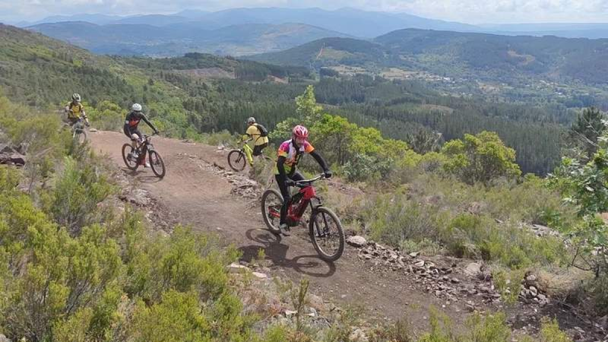 La Mirada Circular que explota Binatur incluye una veintena de rutas ciclistas y de senderismo que suman casi mil kilómetros . BINATUR
