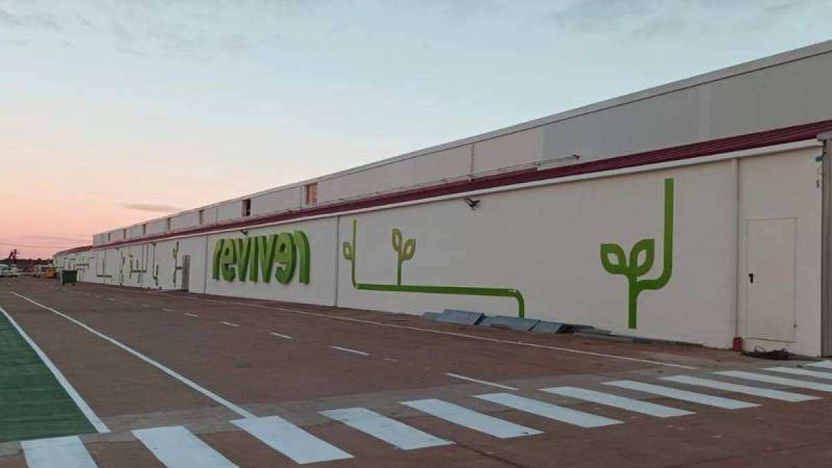 Imagen de la planta Reviver que GAM ha puesto en marcha en la antigua cerámica de Villacé, en el municipio de Villamañán. DL