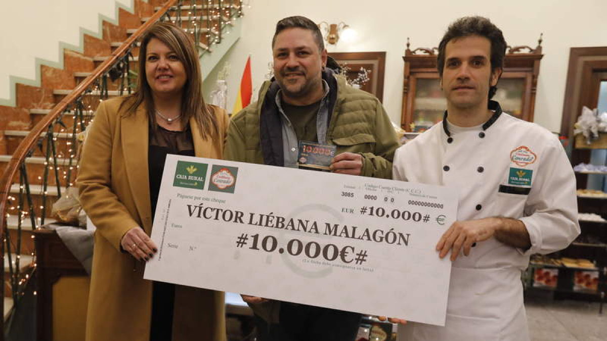 Eva Pérez, Víctor Liébana Malagón y Sergio González, ayer durante la entrega del cheque. RAMIRO