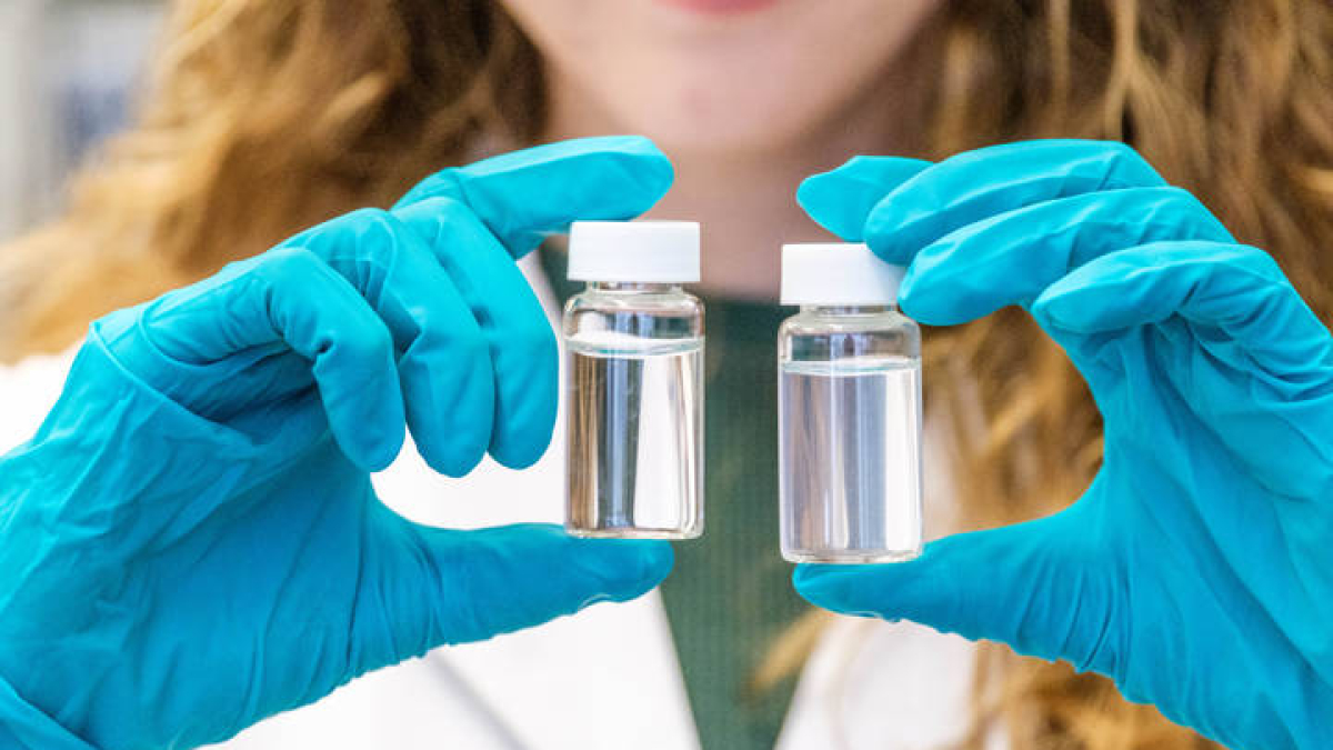 De izquierda a derecha: primer plano del agua tratada con el filtro para microplásticos y agua sin tratar. ubc forestry /JILLIAN VAN DER GEEST