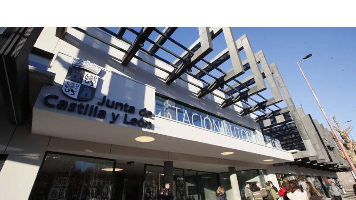 Fachada de la renovada estación de autobuses de León. RAMIRO