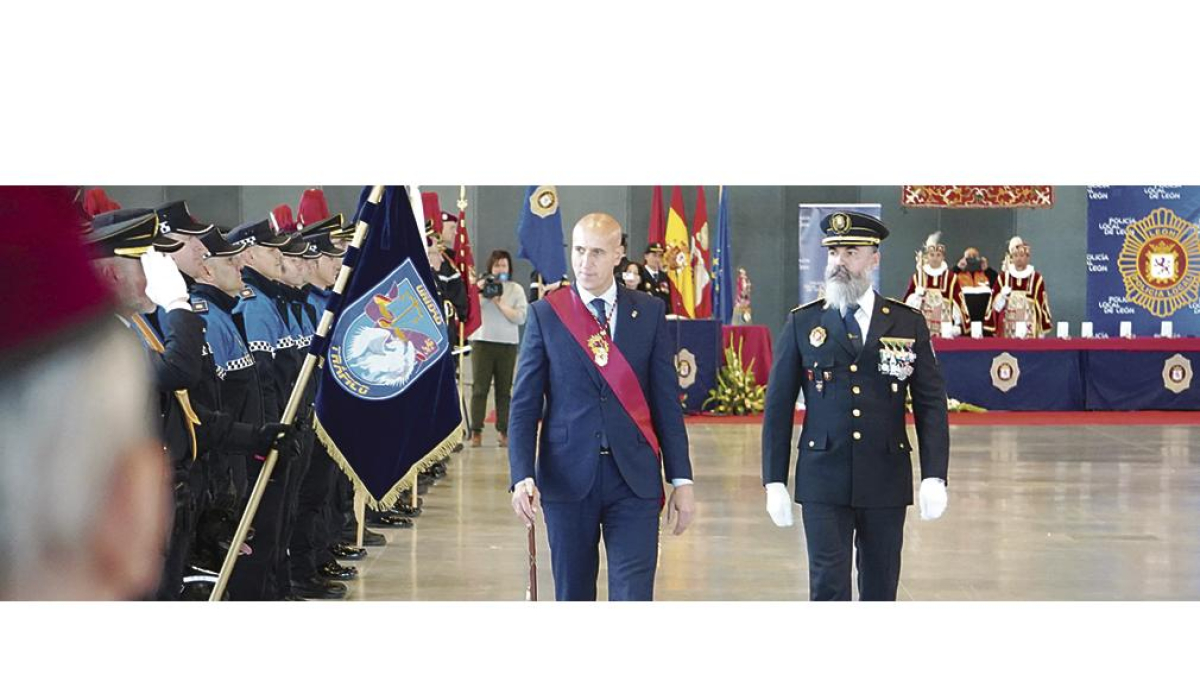 José Antonio Diez, alcalde de León, pasa revista a los agentes junto al intendente jefe, Miguel Ángel Llorente Pellitero. j. notario