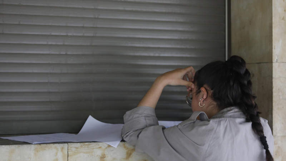 Una alumna repasa el temario antes de un examen en la Universidad de León. FERNANDO OTERO