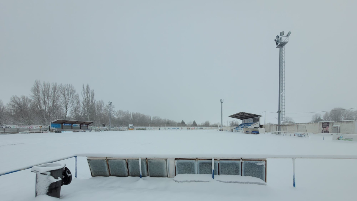 Estado que presentaba este mañana el terreno de juego de La Arboleda. ALMAZÁN