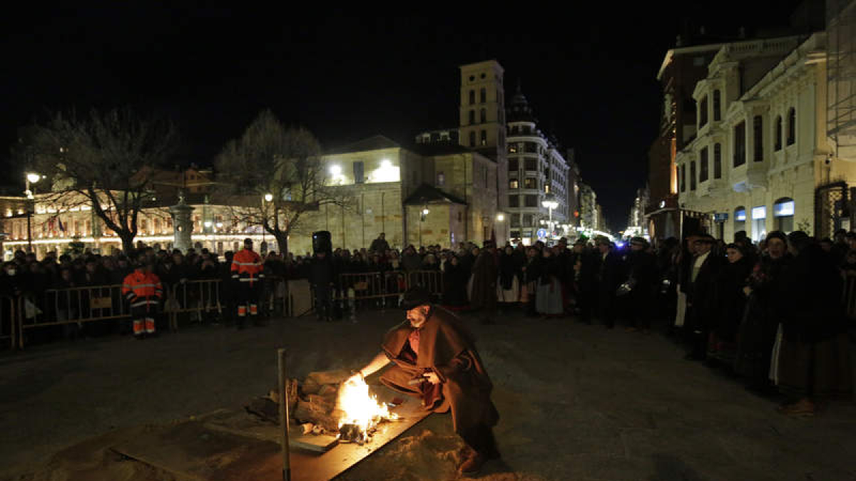 En torno a la hoguera de San Antón se recitaron coplas y refranes. FERNANDO OTERO