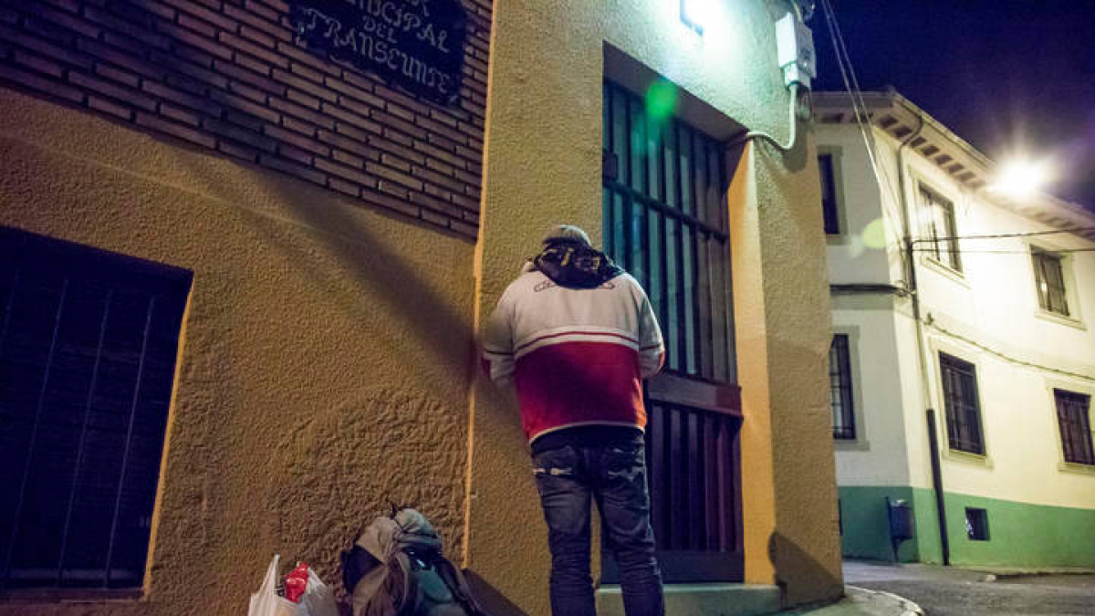 Una persona a las puertas del hogar del transeúnte. FERNANDO OTERO