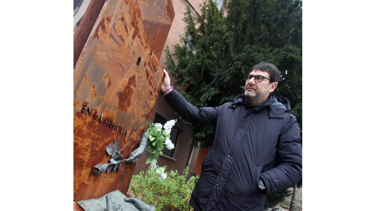 El alcalde, Gabriel Folgado, en el monumento a los fallecidos. ANA F. BARREDO