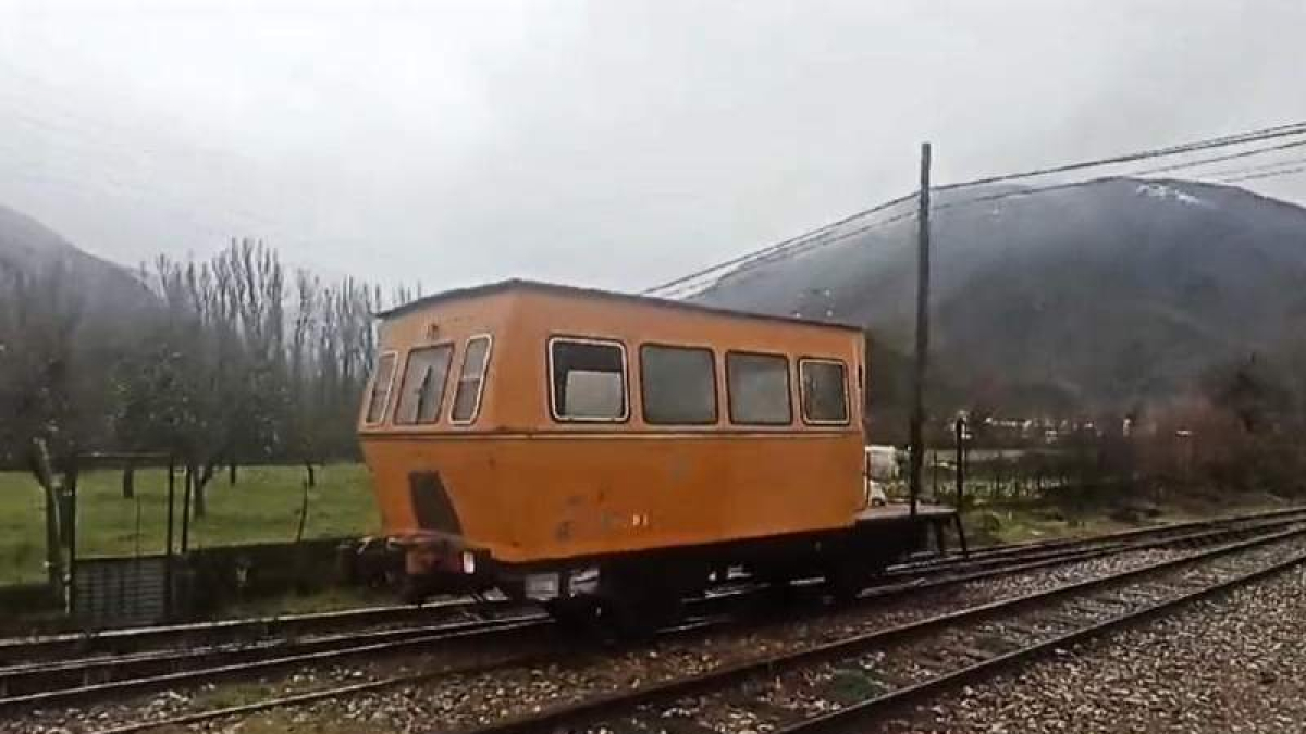 La dresina D-1 ya circula en fase de pruebas por la vía del ferrocarril minero. ARMF