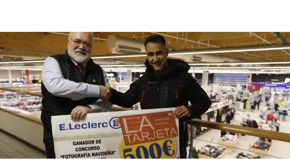 Manuel Rilo, gerente del híper E.Leclerc, entrega a Javier Cañizares su cheque regalo de 500 euros. RAMIRO