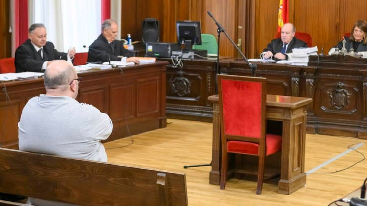 El exchófer del director general de Trabajo de la Junta de Andalucía Javier Guerrero, Juan Francisco Trujillo, hoy en su declaración en la Audiencia de Sevilla. EFE