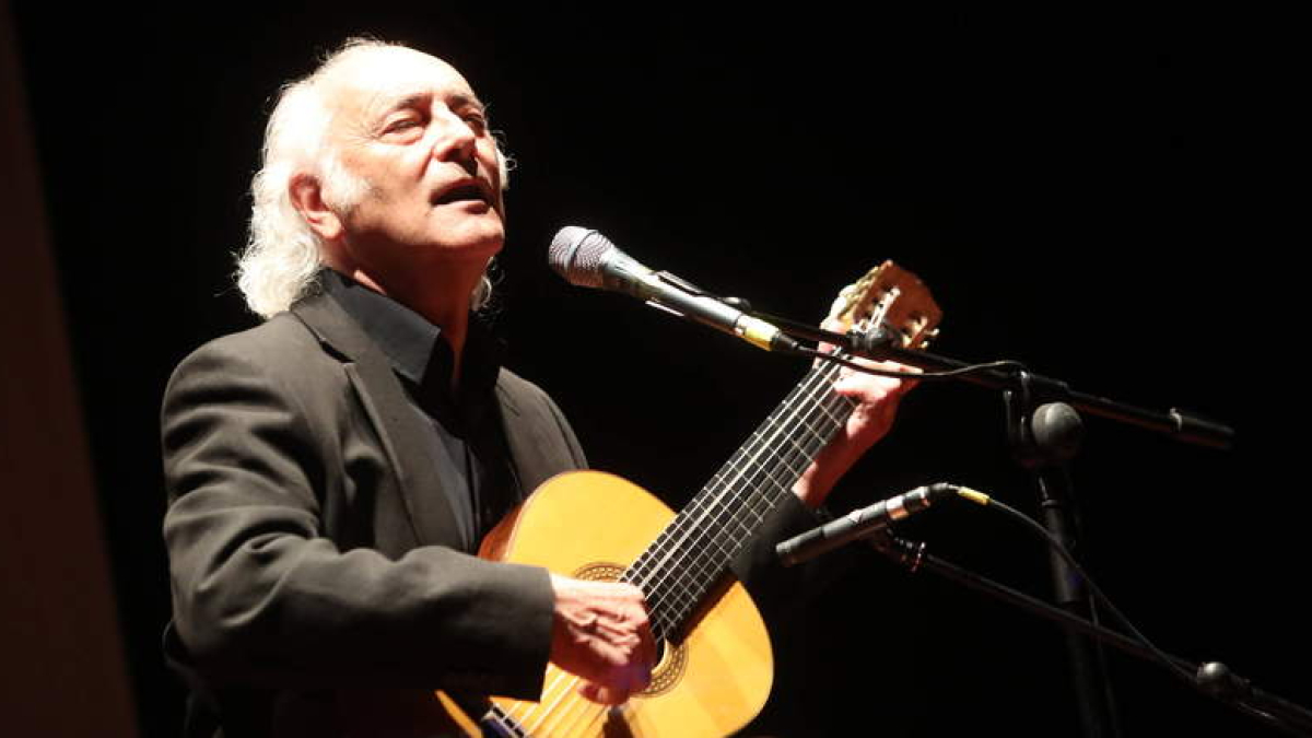 Imagen de archivo del cantautor berciano Amancio Prada durante un concierto. RAMIRO